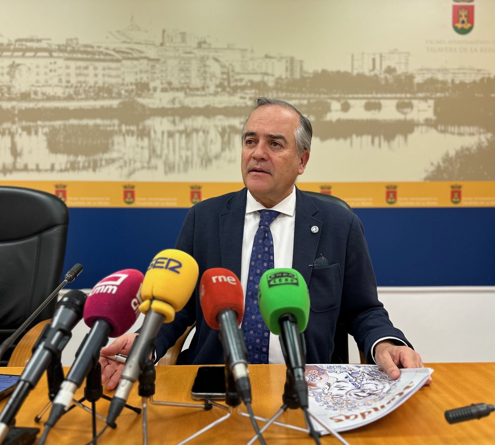 Siete nuevos paneles cerámicos completan el Paseo de las Letras en el río