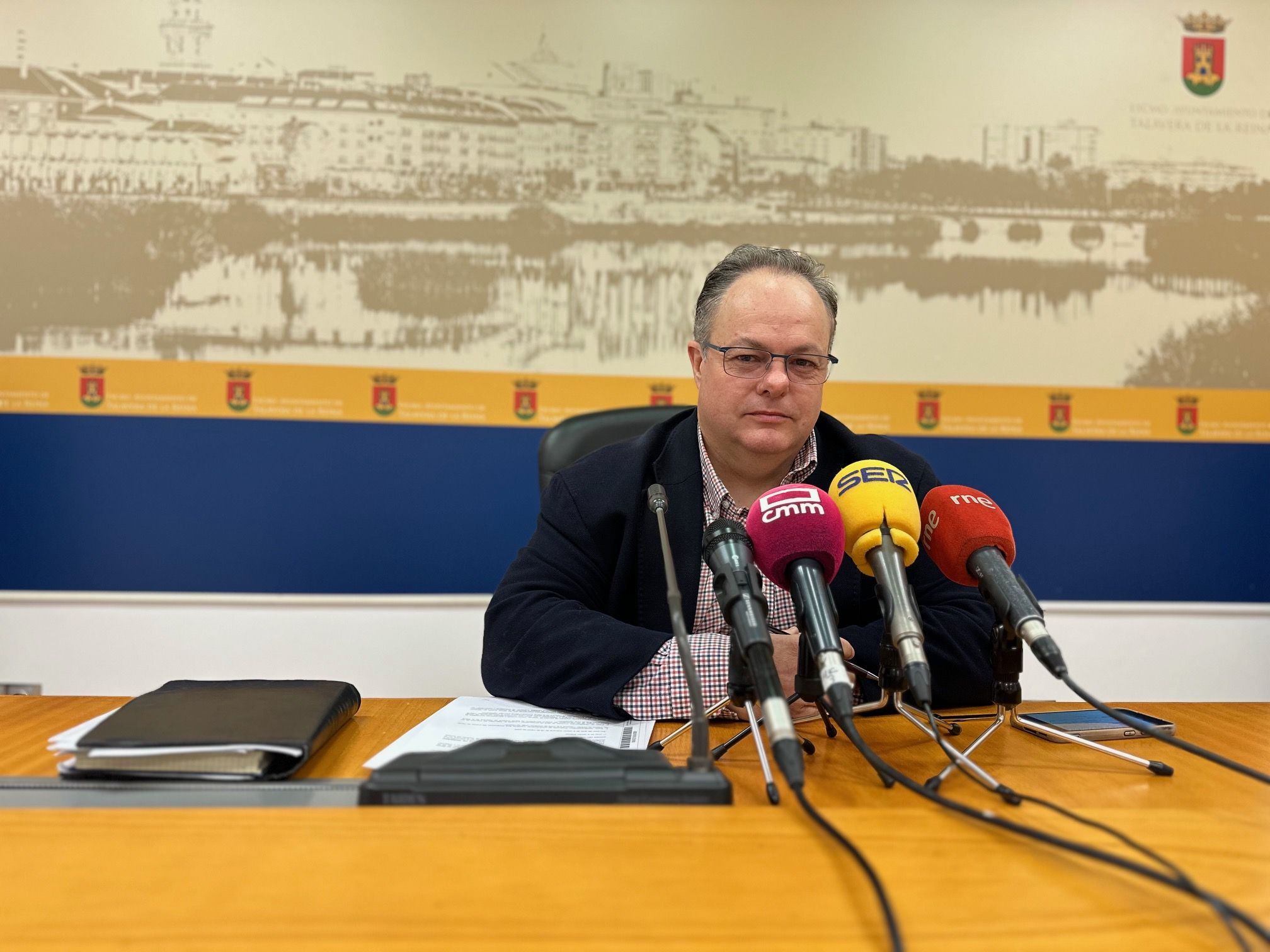 El Ayuntamiento asfaltará varias calles de Gamonal y le proporcionará una barredora para la limpieza viaria