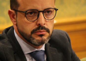 Juan Guadalajara denuncia la “dejadez” de Dolz al inaugurar Cuenca Lee en una plaza de España “cercada por las vallas y el abandono”