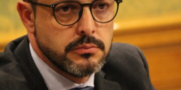Juan Guadalajara denuncia la “dejadez” de Dolz al inaugurar Cuenca Lee en una plaza de España “cercada por las vallas y el abandono”