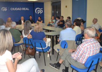 Cañizares traslada a los afiliados del PP de la capital su trabajo al frente del ayuntamiento en los cien primeros día