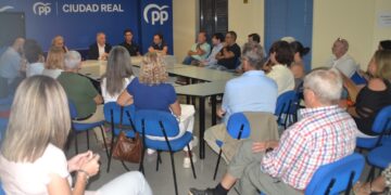 Cañizares traslada a los afiliados del PP de la capital su trabajo al frente del ayuntamiento en los cien primeros día