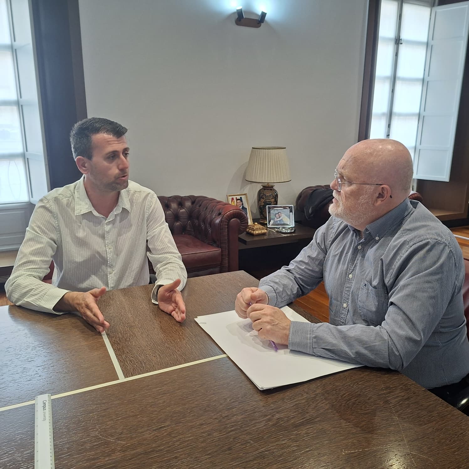 Ruiz Santos traslada al consistorio de Hoya Gonzalo el compromiso de la Junta para financiar el mobiliario urbano de su nueva zona verde