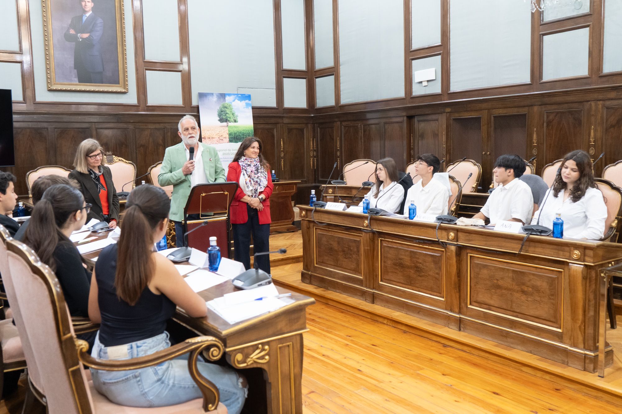 Alumnado de los IES Alejo Vera y Liceo Caracense ganan la fase provincial de la primera Liga regional de Debate Escolar