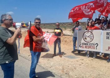 Más de 250 trabajadores y trabajadoras de la plantilla de Crisnova se concentran en Caudete en defensa de unas primas justas