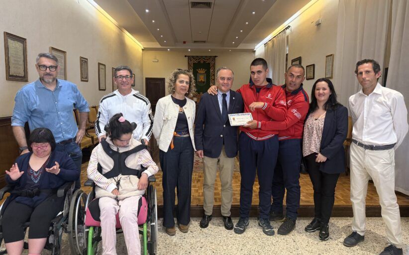 El alcalde recibe en el Ayuntamiento al campeón de España de Remo Indoor Paralímpico Intelectual, Darío Martín