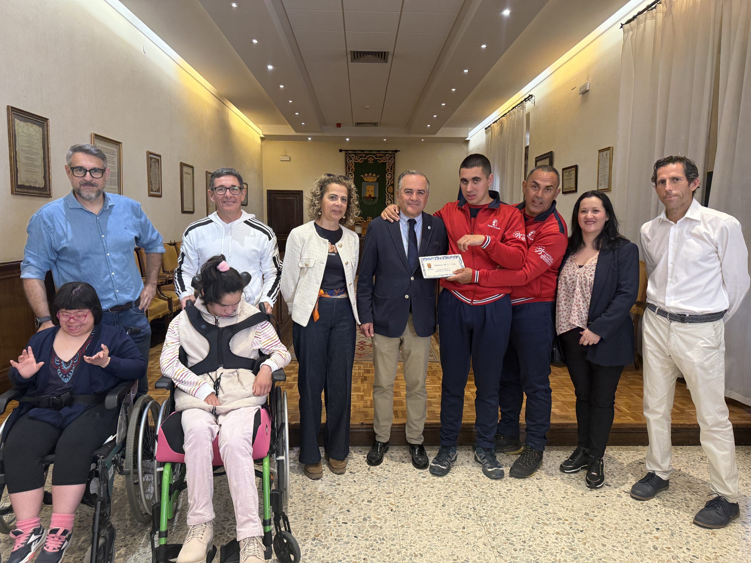 El alcalde recibe en el Ayuntamiento al campeón de España de Remo Indoor Paralímpico Intelectual, Darío Martín