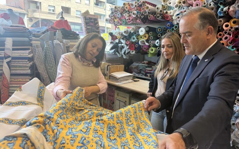 Gregorio continúa reforzando su apoyo al comercio local con la visita a Mercería Satén y barbería Pedro