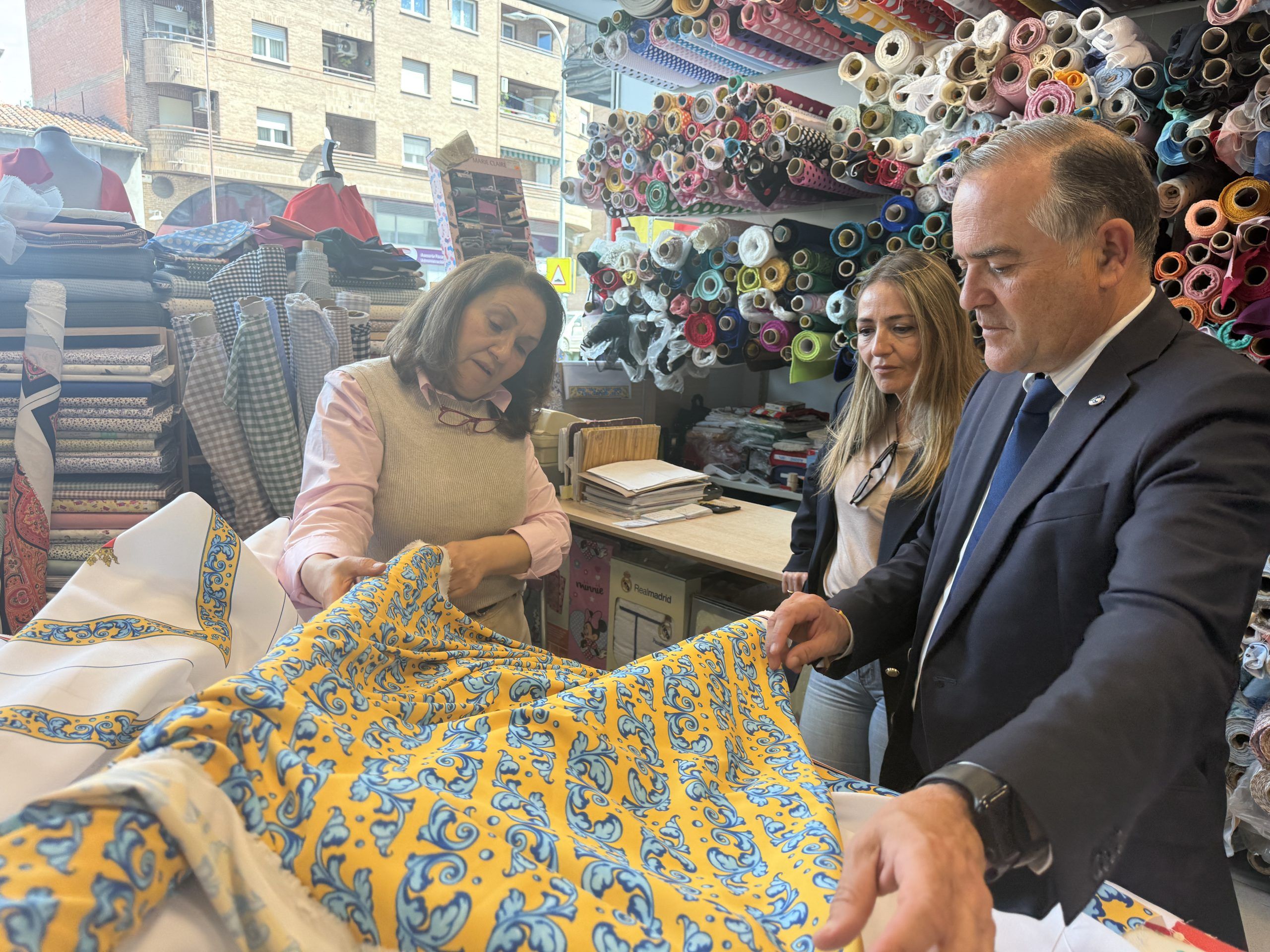 Gregorio continúa reforzando su apoyo al comercio local con la visita a Mercería Satén y barbería Pedro