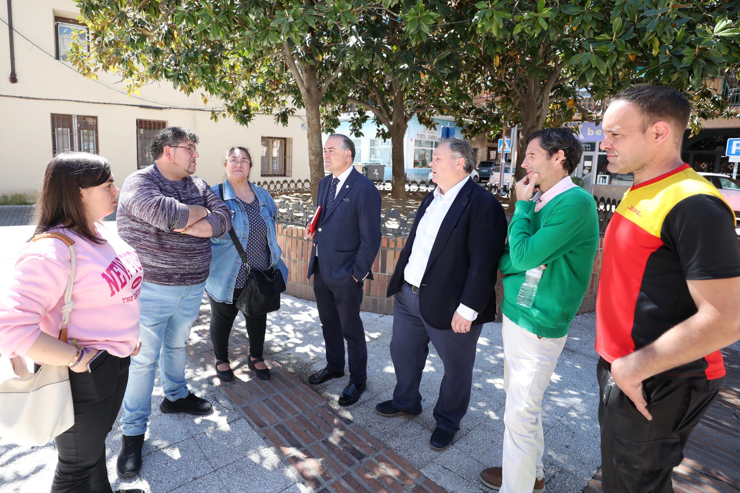 El alcalde atiende las demandas vecinales de Puerta de Zamora para avanzar en mejoras urbanas