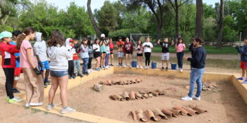 Escolares descubren la arqueología y la historia de Alcázar de San Juan en una experiencia educativa inmersiva