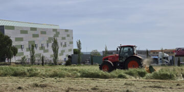 El Ayuntamiento incorpora un nuevo tractor para reforzar los trabajos de mantenimiento en la ciudad