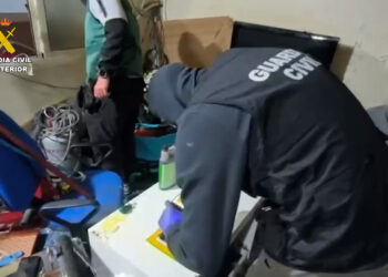 Siete detenidos en Roquetas de Mar (Almería) por retener 13 días a una persona y drogarla para robarle 40.000 euros
