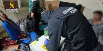 Siete detenidos en Roquetas de Mar (Almería) por retener 13 días a una persona y drogarla para robarle 40.000 euros