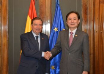 Luis Planas analiza con el embajador de Japón nuevas oportunidades para el comercio agroalimentario