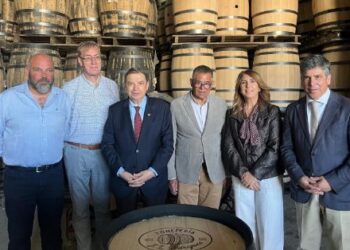 Luis Planas visita una de las empresas que promueve la IGP Tonelerías de Montilla-Moriles
