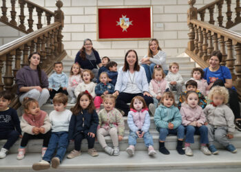 Los niños y niñas del CEI “Pasitos” descubren el corazón del Ayuntamiento de la mano de la alcaldesa Rosa Melchor