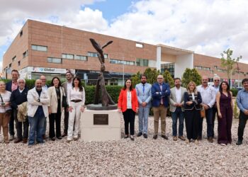 Alcázar de San Juan rinde tributo a la profesión enfermera con el monumento «Manos que cuidan»