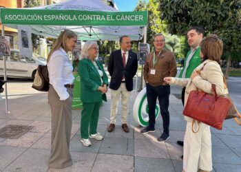 El alcalde traslada el apoyo del Ayuntamiento a la AECC en la investigación para esta enfermedad