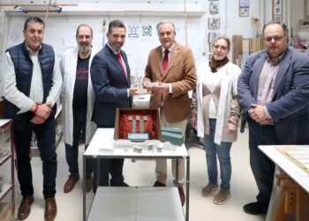 El alcalde agradece a Diputación que elija cerámica talaverana para los galardones de los Reconocimientos Provinciales 2026