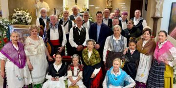 Pascual Molina agradece al barrio Cañicas-Imaginalia su labor de promoción del folklore con el canto de los Mayos en la parroquia San Juan Pablo II