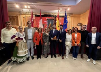 Llanos Navarro felicita a los vecinos de Tinajeros por las fiestas de la Santa Cruz, que durarán hasta el próximo lunes