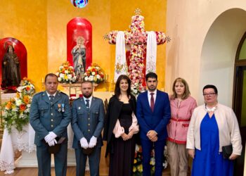 Llanos Navarro asiste a los actos centrales de las fiestas de la Santa Cruz y felicita a los vecinos de Tinajeros