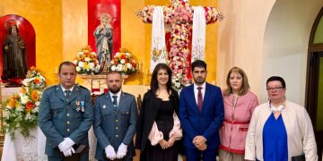 Llanos Navarro asiste a los actos centrales de las fiestas de la Santa Cruz y felicita a los vecinos de Tinajeros
