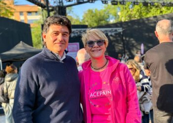 Navarro agradece a los participantes en el IV Festival Interinstitutos de Bandas de Rock su generosidad con la Fundación Acepain y su contribución a la investigación oncológica