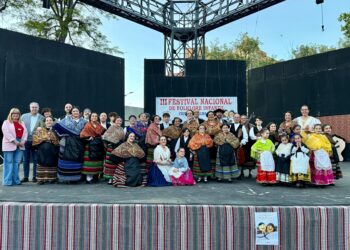Elena Serrallé destaca la importancia del III Festival Nacional de Folklore Infantil para garantizar el futuro de nuestras tradiciones y transmitir nuestras raíces a los más pequeños