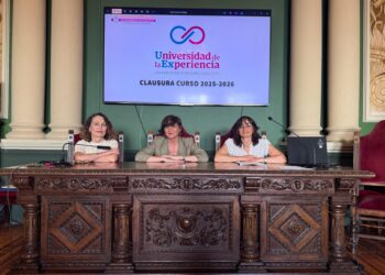 Elena Serrallé clausura un nuevo curso de la Universidad de la Experiencia, que cumple 25 años “contribuyendo al envejecimiento activo y a la participación de nuestros mayores”