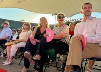 El desfile de moda de Amac contra el cáncer “normaliza y visibiliza una enfermedad que nos preocupa a todos”, según Rodríguez de Vera
