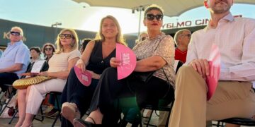El desfile de moda de Amac contra el cáncer “normaliza y visibiliza una enfermedad que nos preocupa a todos”, según Rodríguez de Vera