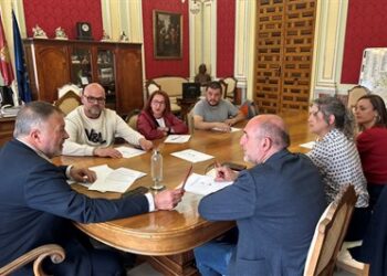 Dolz recibe a la nueva Directiva de la Asociación Amigos del Carnaval, agradeciendo su implicación “en todas las fiestas de la ciudad”.