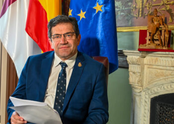 El presidente de la Diputación ha participado en la Lectura Colectiva del Quijote promovida por el Ayuntamiento de Argamasilla de Alba