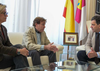 Valverde aborda con la Asociación Provincial de Apicultores la situación del sector y compromete ayuda para reforzar la promoción de la miel y luchar contra la varroa