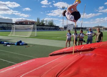 La pista de atletismo de Valdepeñas incorpora la práctica de salto con pértiga