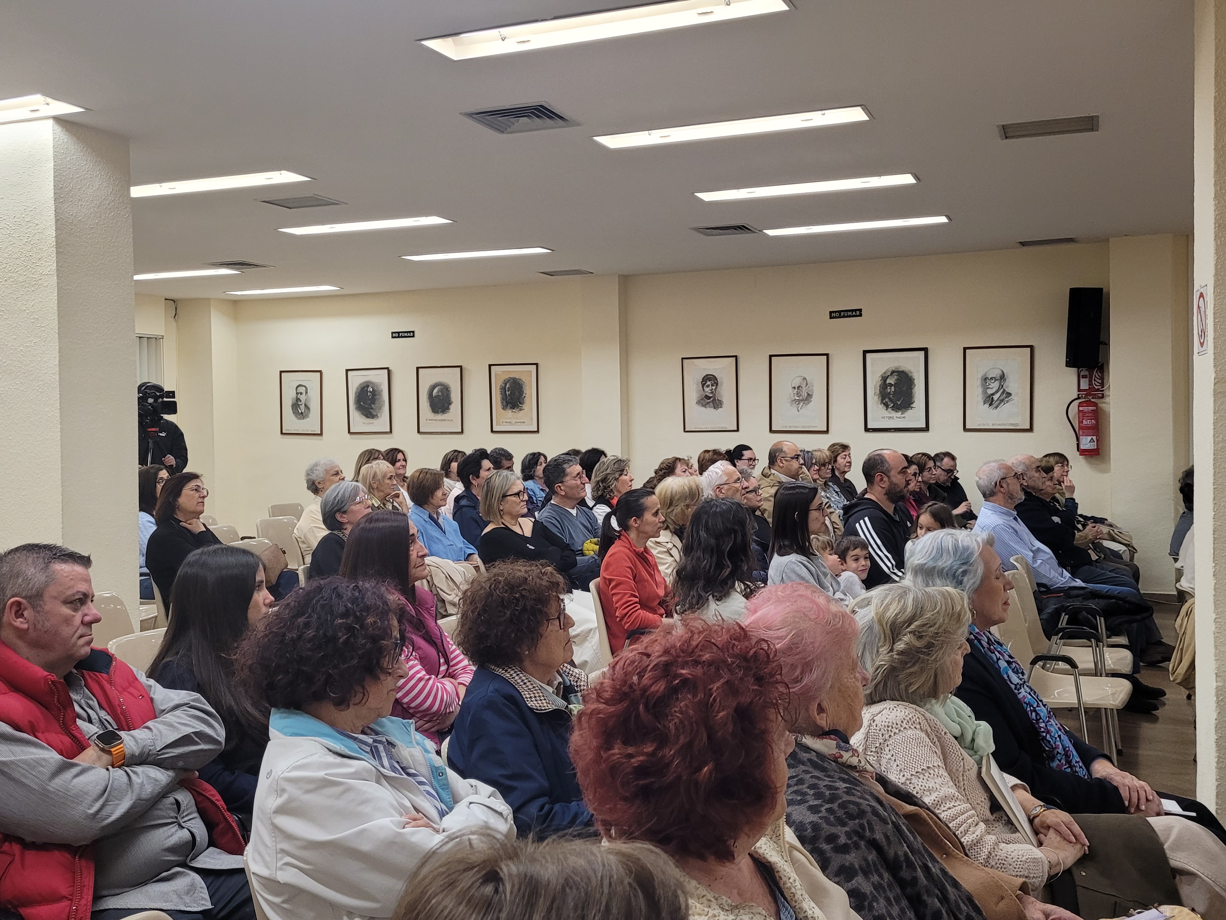 La sala se llenó de familiares, amigos y amantes de la poesía.