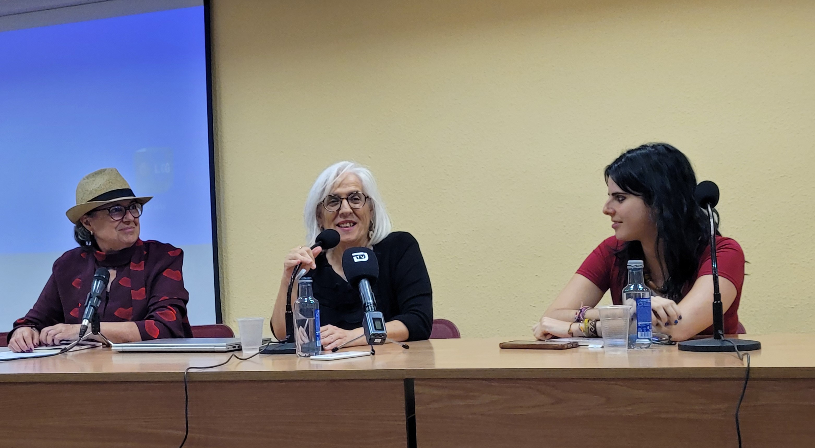 La autora estuvo acompañada de Inés Moreno (dcha.) y Eloísa Pardo (izda.).