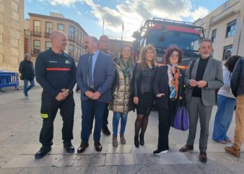 Martín pone en valor el trabajo de los bomberos en la exposición ‘Los 4 Elementos’