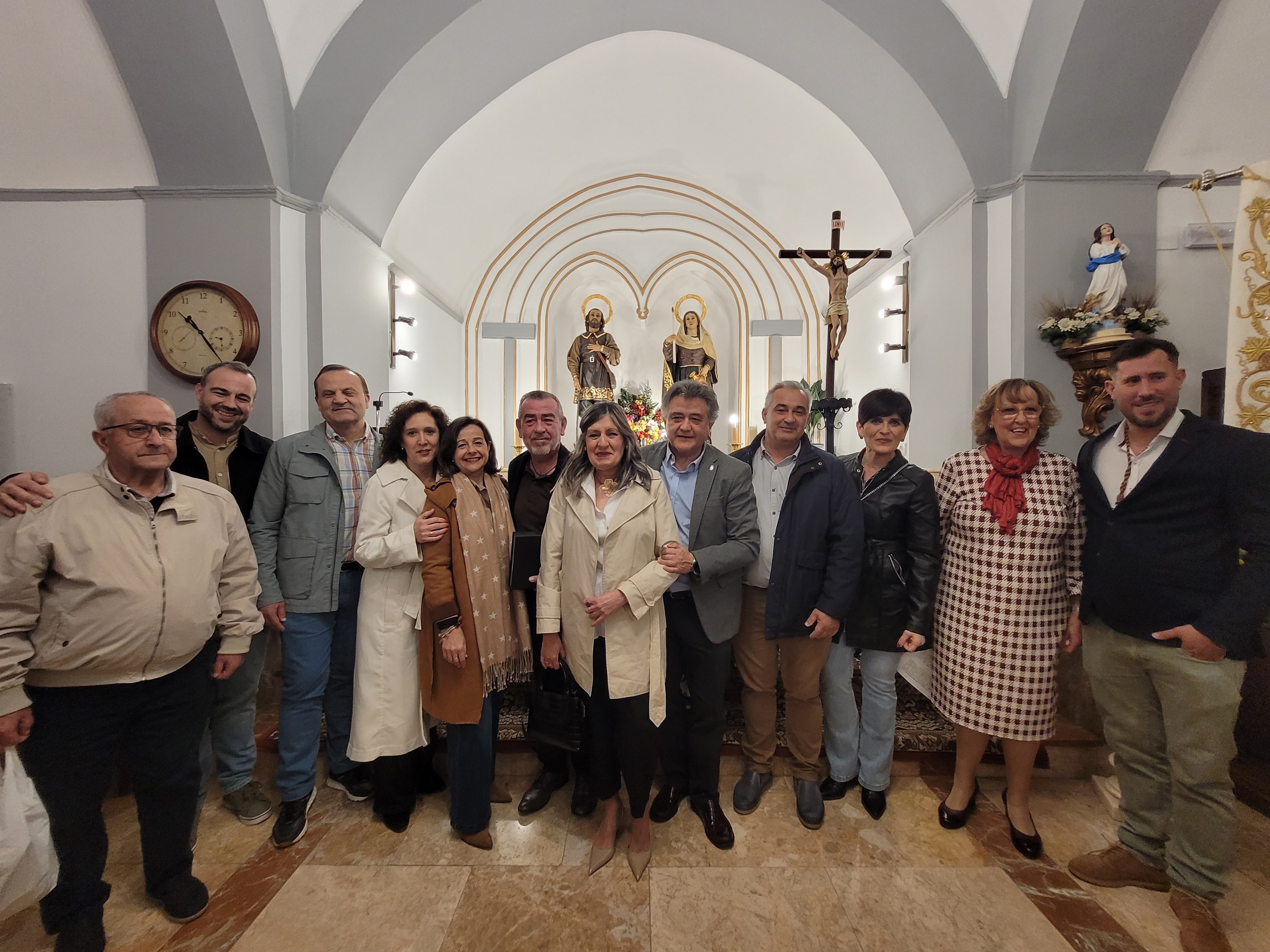 El alcalde con el pregonero y la presidenta de la asociación vecinal, acompañados de familiares y miembros de la Corporación Municipal.