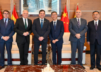 Valverde le traslada al embajador de China en España lo satisfactorio que fue comprobar el interés que suscitó Ciudad Real en las provincias que visitaron en su país