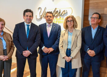 El presidente de la Diputación de Ciudad Real pone en valor el potencial del sector vitivinícola y agroalimentario de la provincia en la cooperativa Jesús del Perdón de Manzanares