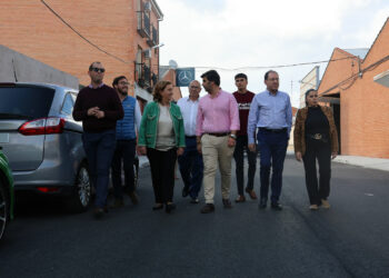 La presidenta Cedillo visita las calles Loto y Tulipán de Torrijos, que han sido renovadas con el apoyo de la Diputación