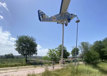 El Ayuntamiento retira temporalmente la avioneta de Harinera para labores de mantenimiento y refuerzo de seguridad