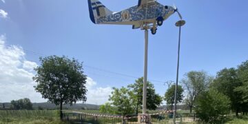 El Ayuntamiento retira temporalmente la avioneta de Harinera para labores de mantenimiento y refuerzo de seguridad