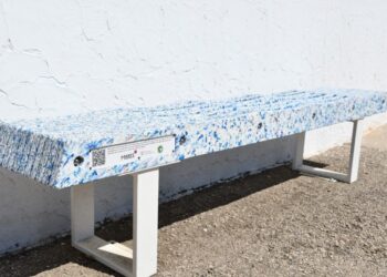 Inaugurado el banco de Mares Circulares en el estadio municipal