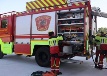 El incendio en una fábrica de cortinas de Ontígola moviliza a bomberos de seis parques