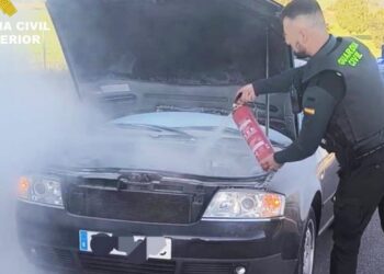 La Guardia Civil auxilia al conductor de un vehículo averiado que comenzó a arder en la autovía A-3