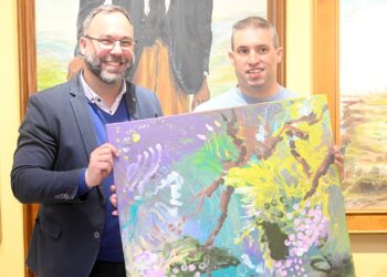 El autor del cuadro “Ramas y uvas”, ganador del premio patrocinado por el Ayuntamiento en el I Certamen Cultural Inclusivo AFAS, hace entrega de la obra al alcalde